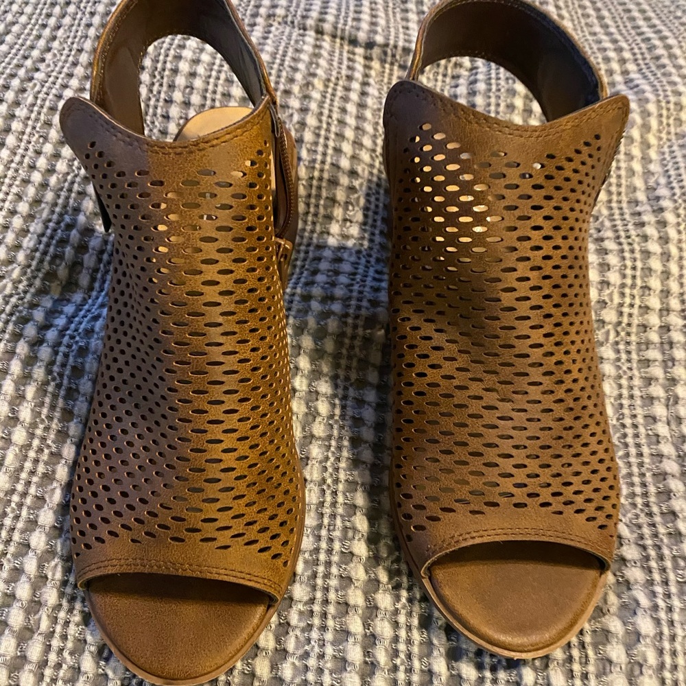 Soda sandals